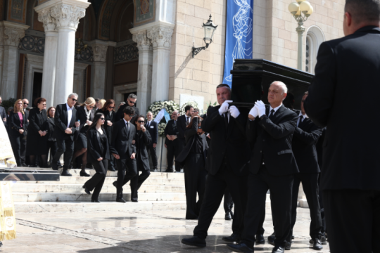 Η Ελλάδα αποχαιρέτησε τη Μαρινέλλα: Πλήθος κόσμου στη Μητρόπολη Αθηνών για το «τελευταίο αντίο» [εικόνες - βίντεο]